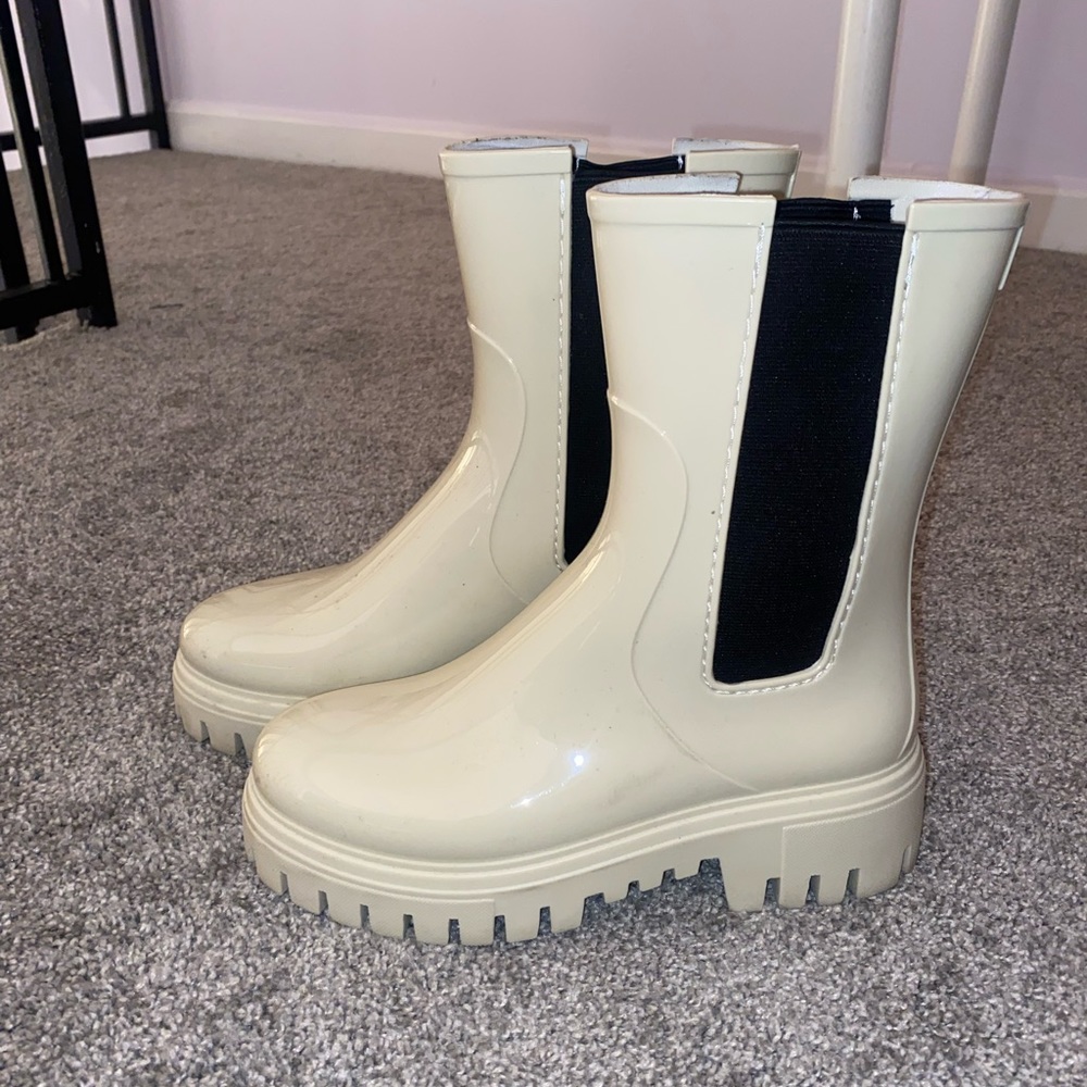 Chunky rain boots ☔️